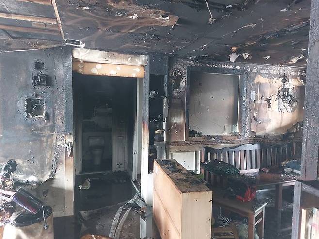 [안산=뉴시스] 양효원 기자 = 안산시 단원구 아파트 화재 현장. (사진=경기도소방재난본부 제공) 2023.10.13. hyo@newsis.com *재판매 및 DB 금지