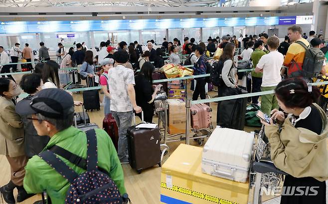 [인천공항=뉴시스] 조성우 기자 = 추석 연휴를 사흘앞둔 지난달 25일 오전 인천국제공항 제1여객터미널 출국장이 여행객 등으로 붐비고 있다. 2023.10.13. xconfind@newsis.com