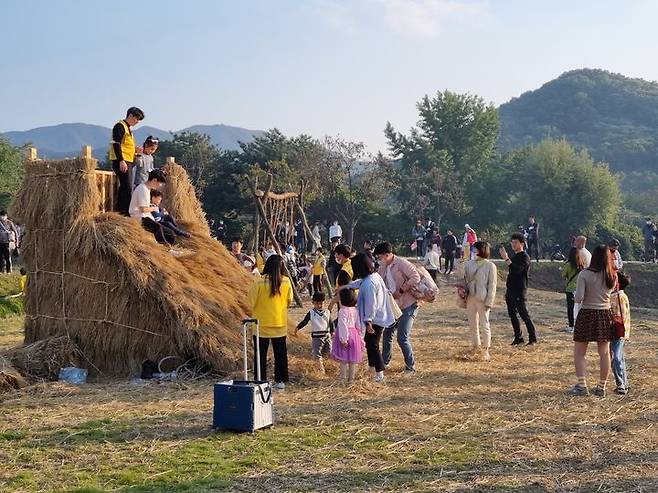 외암민속마을 짚풀놀이터. 사진=아산시 제공 *재판매 및 DB 금지