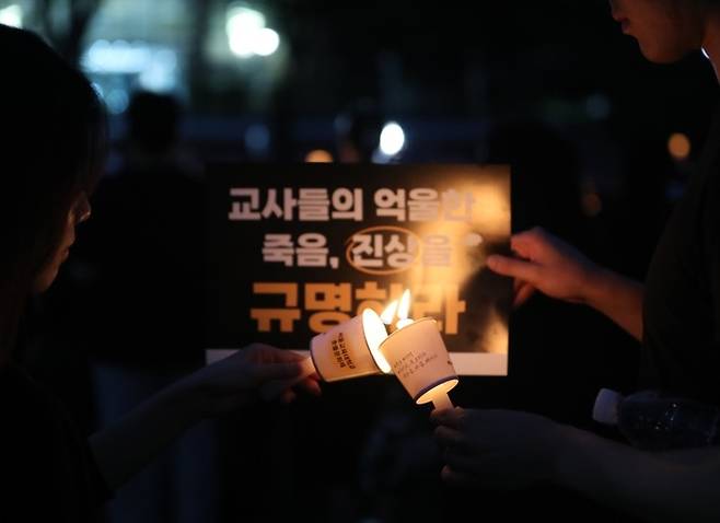 공교육 멈춤의 날인 지난달 4일 오후 서울 서초구 서울교육대학교 운동장에서 열린 ‘서이초 사망교사 49재 추모 촛불집회’에서 참석자들이 촛불을 이어 붙이고 있다. 서울교대는 극단 선택으로 사망한 교사 A씨의 모교다. 뉴시스