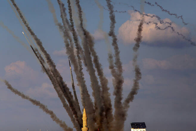 지난 10일(현지시각) 팔레스타인 가자지구에서 이스라엘을 향해 로켓이 발사되고 있는 모습. 신화·뉴시스