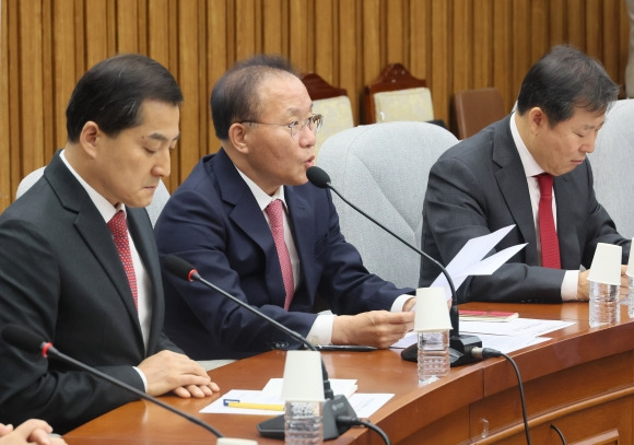 국민의힘 윤재옥 원내대표가 13일 국회에서 열린 국정감사대책회의에서 발언하고 있다. 왼쪽은 박대출 정책위의장. 연합뉴스