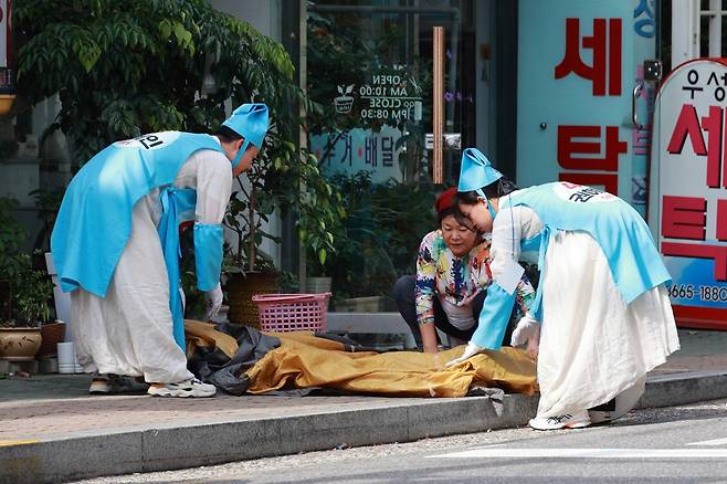 추석 연휴 진보당이 강서구청장 보궐선거 유세 도중 주민을 돕고 있다. ⓒ진보당 제공