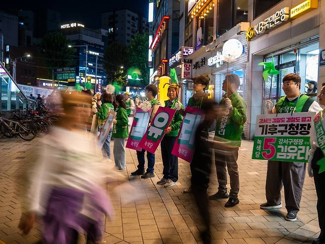 10월10일 서울 강서구 화곡역 사거리에서 녹색당이 강서구청장 보궐선거 마지막 유세를 하고 있다. ⓒ녹색당 제공