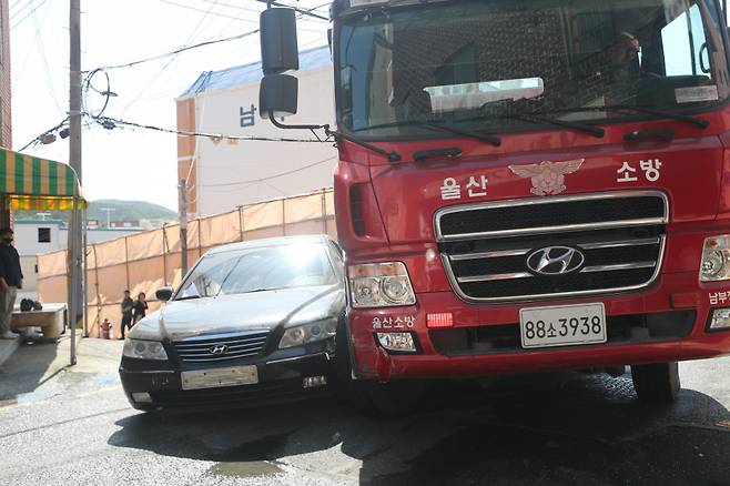 지난 5월26일 울산 남부소방서 긴급출동 방해차량 강제처분 훈련에서 소방 물탱크차가 승용차 옆을 스쳐 지나가고 있다. ⓒ연합뉴스