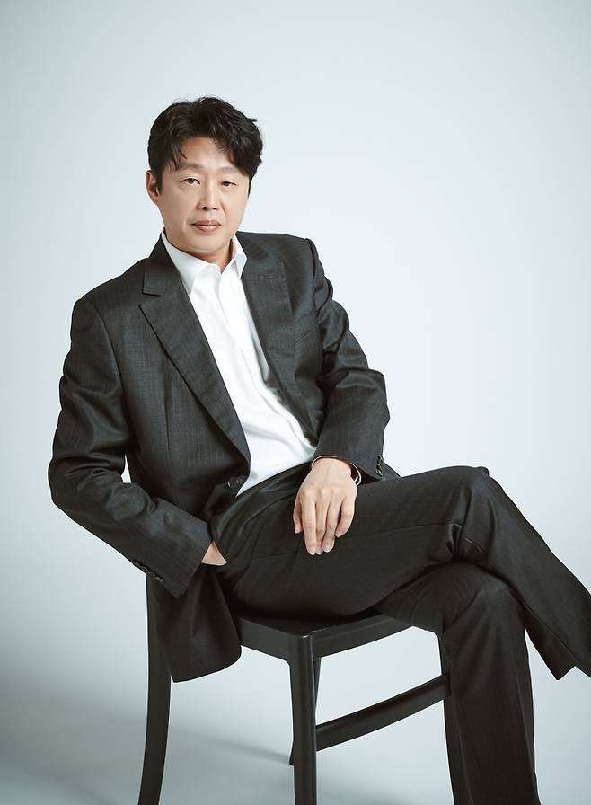 디즈니플러스 드라마 ‘한강’에서 이춘석 역을 연기한 배우 김희원. 사진 월트디즈니컴퍼니 코리아