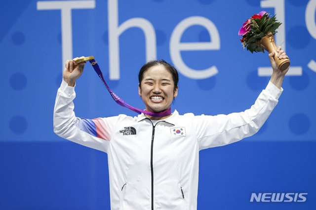 안세영이 지난 7일(한국시간) 중국 항저우 빈장체육관에서 열린 2022 항저우 아시안게임 배드민턴 여자 단식에서 금메달을 딴 뒤 환하게 웃고 있다. /사진=뉴시스