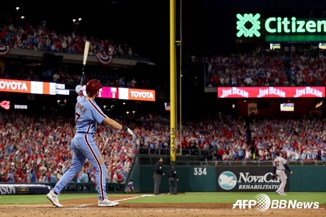 필라델피아의 닉 카스테야노스가 13일(한국시간) 미국 펜실베이니아주 필라델피아에 위치한 시티즌스 뱅크 파크에서 열린 애틀랜타와 2023 메이저리그 NLDS 4차전에서 홈런포를 터트리고 타구를 응시하고 있다./AFPBBNews=뉴스1