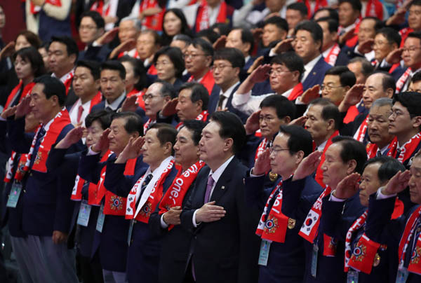 지난 10월 4일 윤석열 대통령이 서울 올림픽공원 올림픽홀에서 열린 재향군인회 창설 제71주년 기념식에 참석해 국민의례를 하고 있다. / 대통령실사진기자단 경향신문 김창길 기자