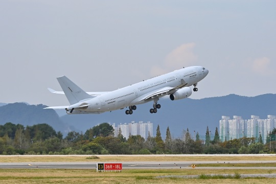 KC-330 군 수송기가 지난 13일 경남 김해 공군 제5공중기동비행단에서 이스라엘 교민 수송 긴급임무 작전을 위해 이륙하는 모습. 사진=뉴시스