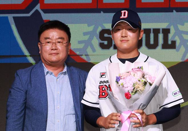 두산이 2024 KBO 신인드래프트에서 1라운드에 지명한 김택연(인천고)과 기념촬영하고 있다. 사진=연합뉴스