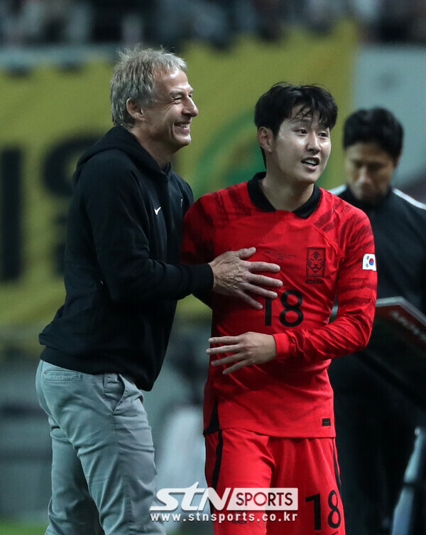 13일 오후 서울 마포구 서울월드컵경기장에서 열린 하나은행 초청 축구 국가대표 평가전 대한민국과 튀니지의 경기, 한국 클린스만 감독이 교체 아웃된 이강인을 맞이하고 있다. 사진┃뉴시스