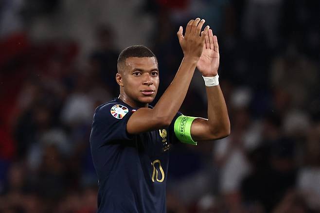 TOPSHOT - France's forward #10 Kylian Mbappe celebrates after winning the UEFA Euro 2024 football tournament Group B qualifying match between France and Republic of Ireland, at the Parc des Princes stadium in Paris, on September 7, 2023. (Photo by Anne-Christine POUJOULAT / AFP)







<저작권자(c) 연합뉴스, 무단 전재-재배포 금지>