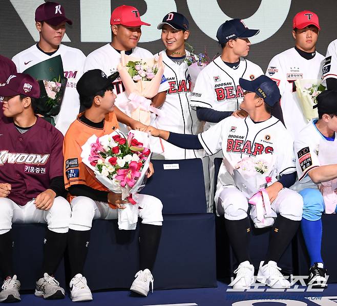 2024 KBO 신인 드래프트가 14일 웨스틴조선호텔 그랜드볼룸에서 열렸다. 한화 황준서와 두산 김택연이 친구들과 대화를 나누고 있다. 박재만 기자pjm@sportschosun.com/2023.09.14/