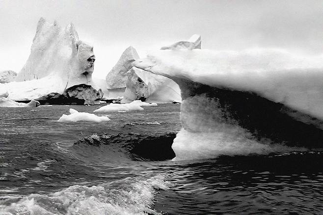 C컷/ 북극 / 사진가는 북극이 기후온난화로 대부분의 빙하가 녹아 물에 떠있었다고 했다. 그린란드 2022년, 조성환 사진가(82)