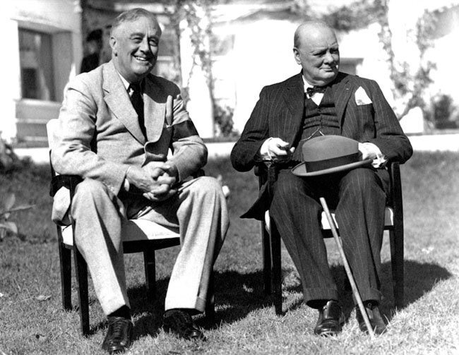 불편한 다리 때문에 앉아있는 자세가 많은 프랭클린 루즈벨트 대통령(왼쪽). 윈스턴 처질 영국 총리(오른쪽)와 함께. 프랭클린 루즈벨트 대통령 도서관 홈페이지