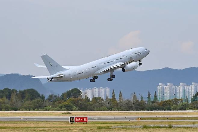 [서울=뉴시스] 김금보 기자 = KC-330 군 수송기가 지난 13일 경남 김해 공군 제5공중기동비행단에서 이스라엘 교민 수송 긴급임무 작전을 위해 힘차게 이륙하고 있다. (사진=국방부 제공) 2023.10.14. photo@newsis.com *재판매 및 DB 금지 <저작권자ⓒ 공감언론 뉴시스통신사. 무단전재-재배포 금지.> /사진=뉴시스화상