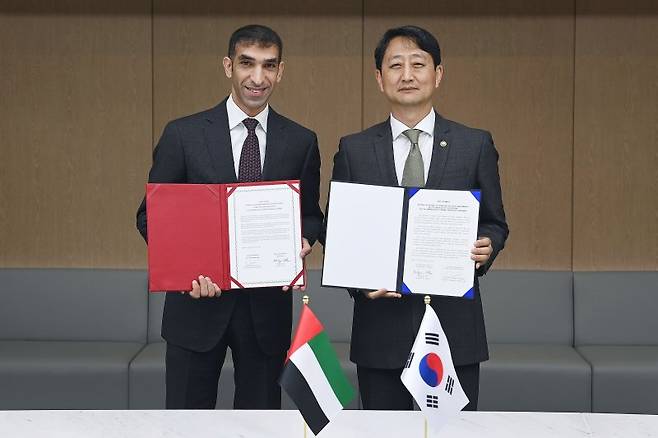 안덕근 산업통상자원부 통상교섭본부장이 14일 오후 서울 중구 대한상공회의소 EC룸에서 열린 '한-UAE 포괄적경제동반자협정(CEPA) 협상 타결 서명식'에서 타니 빈 아흐메드 알 제유디(Thani bin Ahmed Al Zeyoudi) UAE(아랍에미리트) 경제부 대외무역 특임장관과 공동 선언문 서명 후 기념촬영을 하고 있다.뉴시/