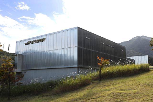 김천시립박물관은 선사시대부터 현대에 이르는 김천의 역사·문화·생활사를 전시하고 있다. 관람료는 2,000원. ⓒ박준규