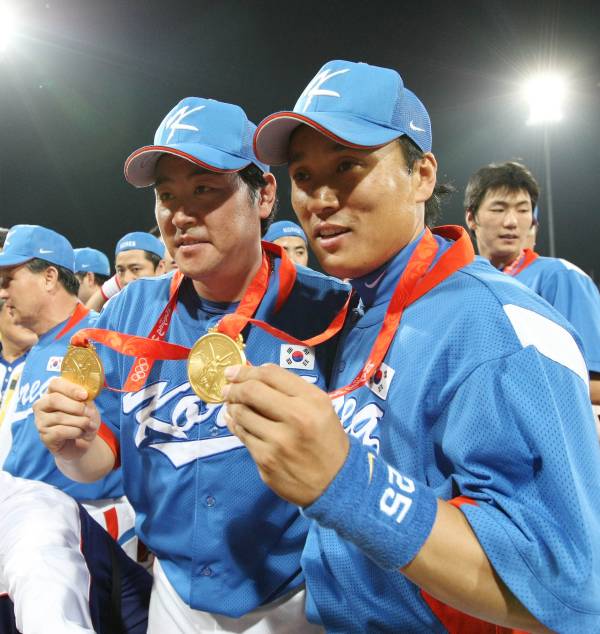 이승엽(오른쪽)과 2008 베이징 올림픽 금메달을 들고 포즈를 취한 모습. 2008.08.23 베이징=올림픽사진공동취재단 23일 베이징 우커송야구장에서 열린 한국 대 쿠바의 결승경기에서 3:2 승리하며 이승엽이 진갑용과 메달 들고 있다.