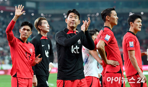 위르겐 클린스만 감독이 이끄는 한국 축구대표팀은 13일 서울월드컵경기장에서 열린 튀니지와 평가전에서 4-0 완승을 거뒀다. 손흥민(가운데)이 경기 종료 후 팬들에게 인사를 하고 있다. [사진=곽영래 기자]