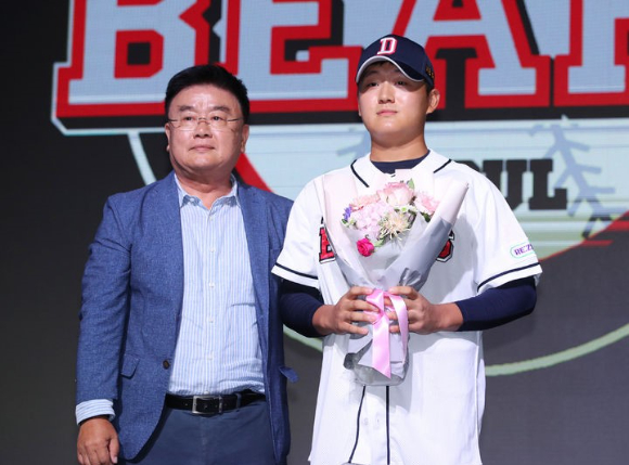 14일 열린 2024 KBO 신인 드래프트'에서 두산 베어스로부터 1라운드2순위로 지명된 인천고 투수 김택연(오른쪽)이 김태룡 구단 단장과 함께 소감을 밝히고 있다. [사진=뉴시스]