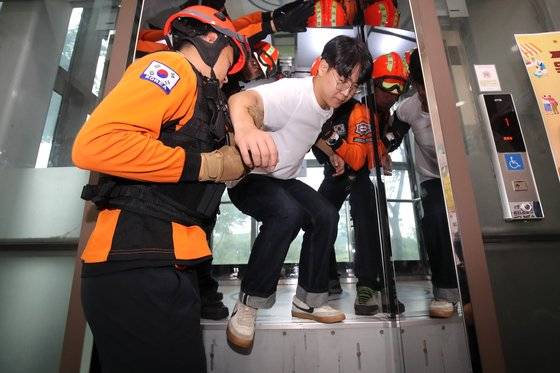 8월 28일 오후 대구 동구 안심도서관에서 열린 '2023년 승강기 사고대응 합동훈련'에서 동부소방서 119구조대가 승강기 내부에 갇힌 시민을 구조하는 훈련을 하고 있다. 뉴스1