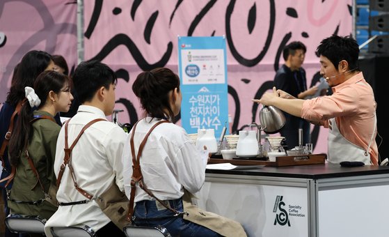 지난 12일 개막한 제15회 강릉커피축제의 하나로 열린 경연대회에서 한 참가자가 심혈을 기울여 커피를 만들고 있다. [연합뉴스]