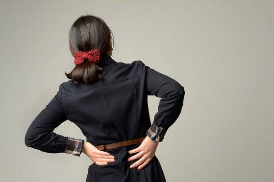 신전운동은 요추를 바로잡아 주기에 허리디스크 탈출 환자들에겐 효과적이다. 하지만 환자들마다 증상과 체형이 다르고 질환의 정도 등 '경우의 수'가 너무 많기 때문에 이에 대한 지나친 맹신은 건강에 독이 된다. [중앙포토]