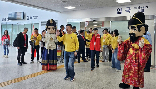 ▲ 인천항 입항하는 중국발 크루즈 승객들 [사진 제공=인천항시설관리센터·연합뉴스]