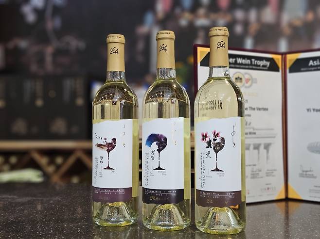 The 264 wine collection comprising three types of white wine, each named after Yi Yuksa’s poems: "Wilderness," "Zenith" and "Flower"(Kim Hae-yeon/ The Korea Herald)