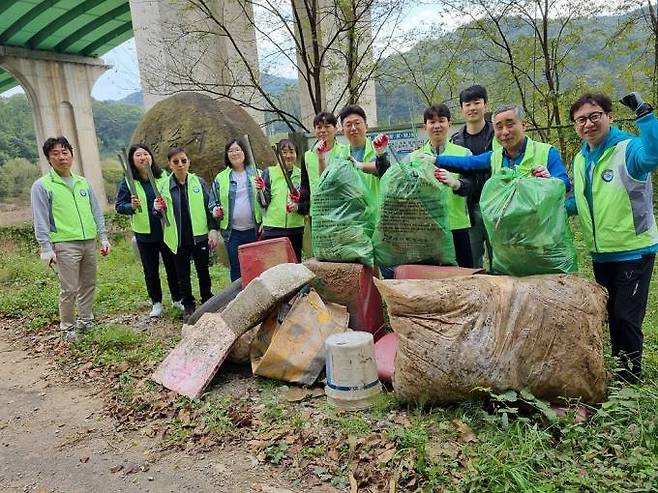 대전 상수도사업본부 수질관리과는 14일 상수원 보호와 수질개선을 위해 ‘대청호 추동 취수탑 및 인공습지 주변 환경정화 활동’을 실시했다.대전시