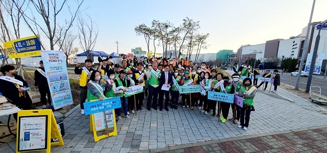 김포시가 직원들과 시민들이 참여한 기운데 ‘안전하자 안전한바퀴’ 등 안전문화 캠페인을 펼치고 있다. 김포시 제공