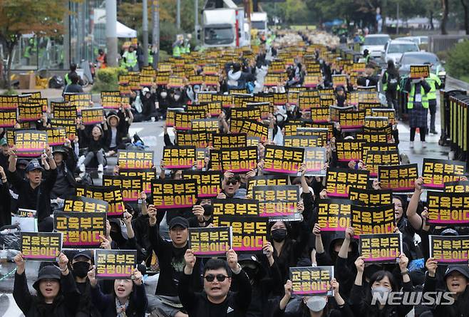 [서울=뉴시스] 김금보 기자 = 전국교사일동이 14일 서울 영등포구 국회 앞에서 유·초·중·특수 교원이 참여하는 '공교육정상화 입법촉구 집회'를 열고 구호를 외치고 있다. 2023.10.14. kgb@newsis.com