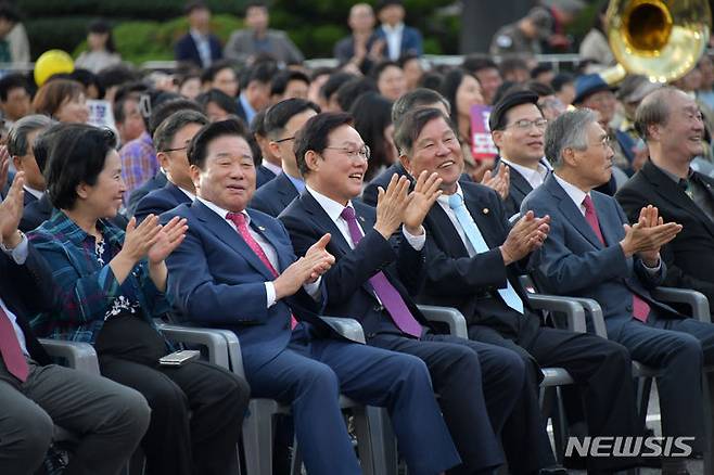 [창원=뉴시스]홍정명 기자=14일 오후 경남도청 광장 특설무대에서 열린 '40주년 경남 도민의 날 기념식'에 참석한 김영선(앞줄 왼쪽부터) 국회의원, 김진부 도의회 의장, 박완수 도지사, 최충경 경상남도 사회대통합위원장 등이 박수를 치고 있다.(사진=경남도 제공) 2023.10.14.  photo@newsis.com