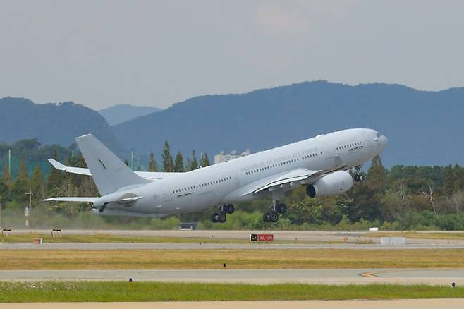 [서울=뉴시스] 김금보 기자 = KC-330 군 수송기가 지난 13일 경남 김해 공군 제5공중기동비행단에서 이스라엘 교민 수송 긴급임무 작전을 위해 힘차게 이륙하고 있다. (사진=국방부 제공) 2023.10.14. photo@newsis.com *재판매 및 DB 금지