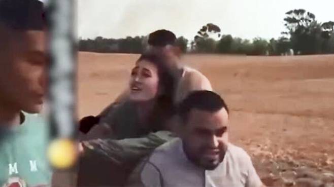 인질로 끌려가는 이스라엘 여성. 영상 캡처.
