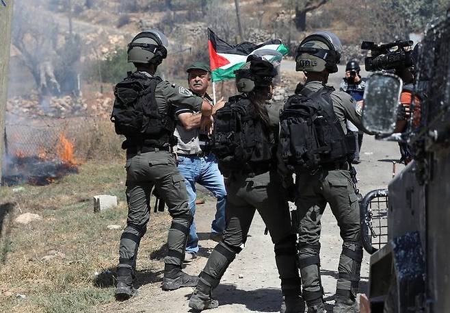 이스라엘 정착촌 확대에 항의하는 팔레스타인 사람과 이스라엘 보안군. 올해 9월, 요르단강 서안지구. / 출처 : 연합