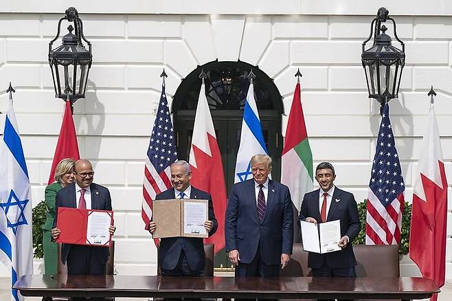 아브라함 협정 서명식. 가운데 트럼프 당시 대통령과 네타냐후 이스라엘 총리가 보인다. 2020년. / 출처 : 백악관 아카이브