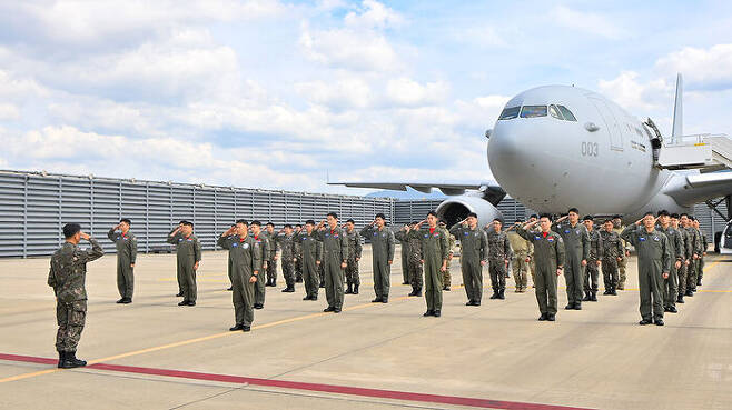 신속대응팀이 공군 제5공중기동비행단(김해 소재)에서 긴급 해외공수 임무를 앞두고 출정 신고를 실시하고 있다.