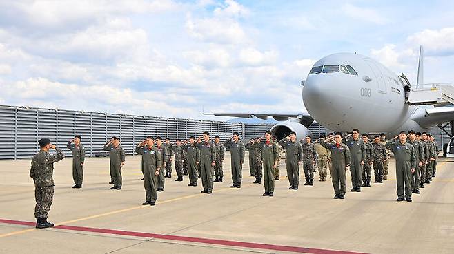 13일 신속대응팀이 공군 제5공중기동비행단(김해 소재)에서 긴급 해외공수 임무를 앞두고 출정 신고를 실시하고 있다.