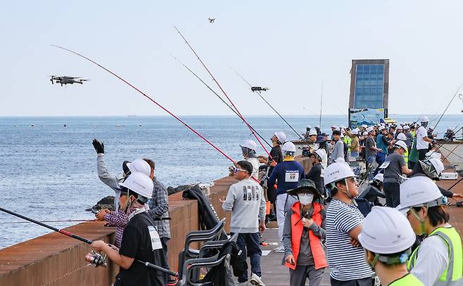 14일 경북 포항시 남구 장길리복합낚시공원에서 열린 2023 전국 드론 낚시 대회에서 참가자들이 드론 낚시를 하고 있다. 세계일보와 경상북도, 포항시가 공동으로 주최하는 이번 드론낚시대회는 4차 산업혁명의 신성장동력으로 다양한 분야에 폭넓게 활용되고 있는 드론을 해양레저스포츠에 접목한 이색 낚시대회로 대회장에는 드론 체험 부스와 다양한 행사도 마련됐다.&nbsp;