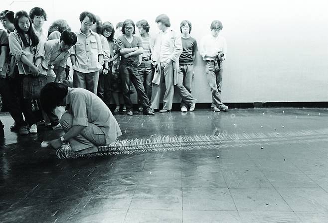 1980년 제7회 ST전에서 이건용 작가가 ‘달팽이 걸음’을 하고 있는 모습. 갤러리현대 제공