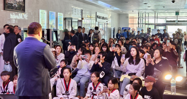 경기도수원월드컵경기장관리재단이 14일 스포츠센터에서 개최한 ‘가을맞이 작은음악회’에서 성악가 폴포츠가 공연하고 있다. 사진 제공 = 경기도월드컵재단