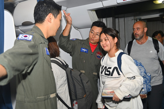 공군 제5공중기동비행단 소속 KC-330 조종사 안병수 소령이 우리 교민들에게 탑승을 안내하고 있다. 사진 제공=국방부