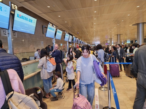 한국 정부가 보낸 군수송기를 타고 귀국하기 위해 이스라엘 벤구리온 국제공항 제3터미널에서 탑승 수속하는 현지 체류 국민들. [촬영 김상훈]