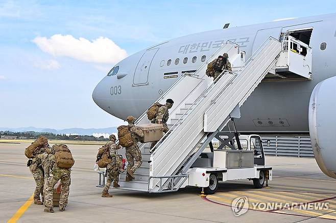 국방부, '이스라엘-하마스 무력충돌 관련 재외국민 귀국 지원' (서울=연합뉴스) 정부가 팔레스타인 무장 정파 하마스의 기습 공격을 받은 이스라엘에 군 수송기를 파견해 한국인 163명을 대피시켰다.
    13일 공군 공정통제사(CCT)가 긴급 해외공수 임무를 위해 KC-330 항공기에 탑승하고 있다.
    공군의 KC-330 '시그너스' 다목적 공중급유 수송기는 이스라엘 현지시간으로 13일 오후 텔아비브 벤구리온 공항에 도착한 뒤 14일 자정 무렵 한국으로 출발했다.
    수송기는 이날 밤늦게 성남서울공항에 도착할 예정이다. 2023.10.14 [국방부 제공. 재판매 및 DB 금지] photo@yna.co.kr