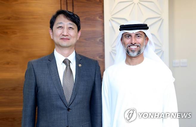 UAE 에너지인프라부 장관 만난 안덕근 본부장 (서울=연합뉴스) 안덕근 산업통상자원부 통상교섭본부장이 15일(현지시간) UAE 에너지인프라부 회의실에서 수하일 모하메드 알 마즈루이 UAE 에너지인프라부 장관과 만나 기념 촬영하고 있다. 2023.3.16 [산업통상자원부 제공. 재판매 및 DB 금지] photo@yna.co.kr