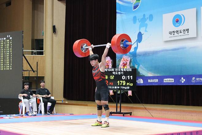 김정민, 남자 73㎏급 합계와 용상 한국 학생신기록 (서울=연합뉴스) 김정민이 14일 전라남도 완도 농어민문화체육센터에서 열린 제104회 전국체전 역도 남자 고등부 73㎏급 용상 2차 시기에서 한국 학생신기록인 179㎏을 들고 있다. [대한역도연맹 제공. 재판매 및 DB 금지]