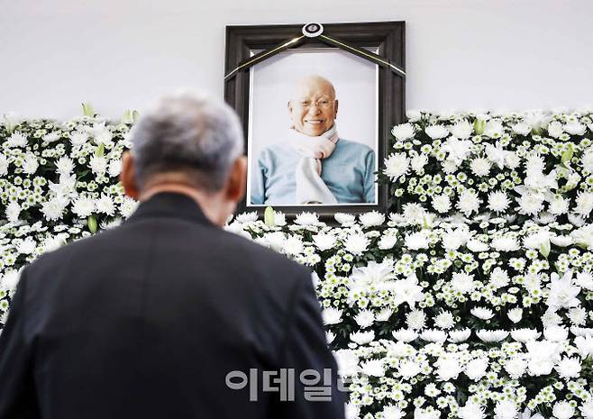 유인촌 문화체육관광부 장관이 15일 서울 종로구 서울대학교병원 장례식장에 마련된 고 박서보 화백 빈소에 조문하고 있다(사진=뉴시스).